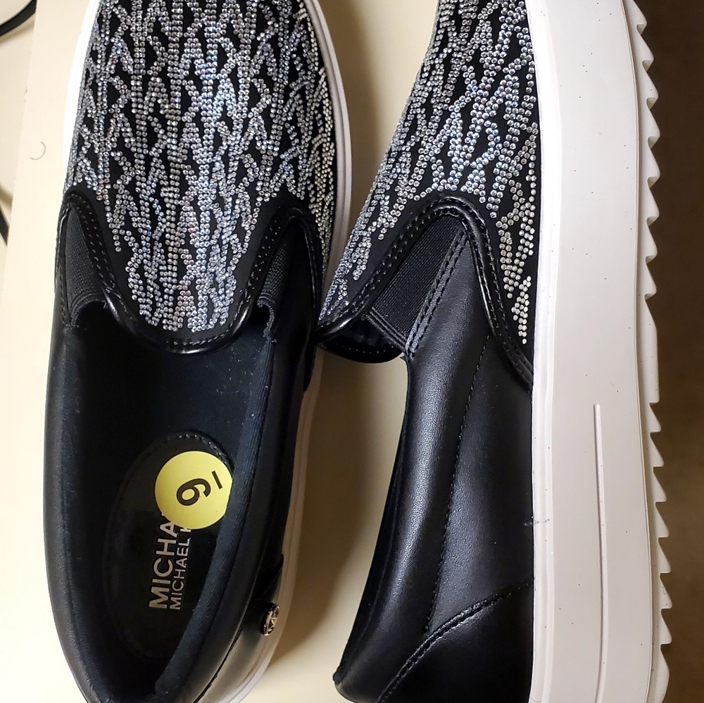 Size 9 brand new michael kors flat,color is black and white